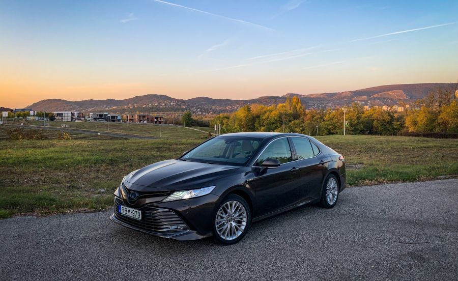 Csatába indul a Toyota Camry - Autó & Motor - MOBILITY - camry hibrid, camry hybrid, Camry teszt, Toyota camry, Toyota teszt, 
