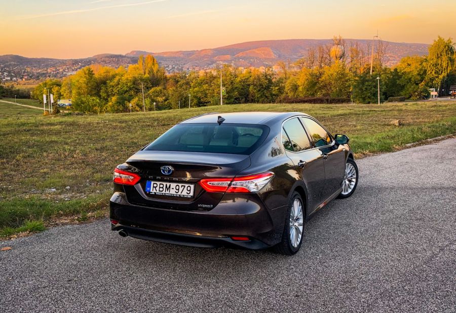 Csatába indul a Toyota Camry - Autó & Motor - MOBILITY - camry hibrid, camry hybrid, Camry teszt, Toyota camry, Toyota teszt, 