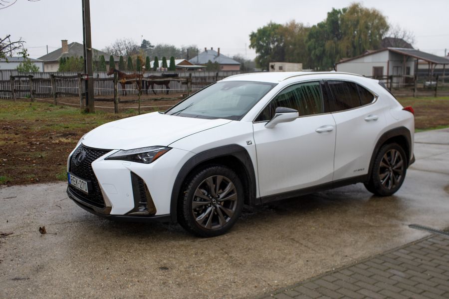 Értelem és érzelem  – Lexus UX vs. VW T-Roc - Autó & Motor - MOBILITY - crossover jelentése, kompakt sütő, lexus ux, összehasonlítás, suv teszt, Troc, VW T-Roc, 