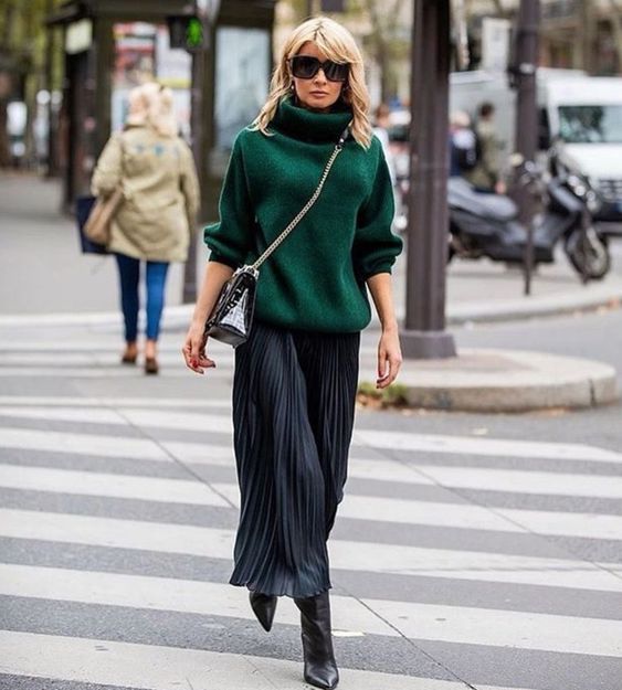 Stílusiskola: így viselj pliszírozott szoknyát kötött pulcsival -  -  - divat, kötött pulcsi, outfit, ősz, pliszírozott szoknya, stílus, 