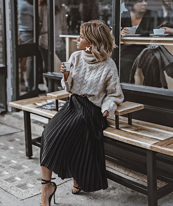 Stílusiskola: így viselj pliszírozott szoknyát kötött pulcsival -  -  - divat, kötött pulcsi, outfit, ősz, pliszírozott szoknya, stílus, 