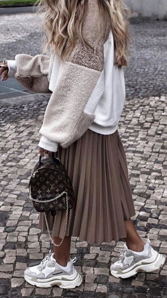 Stílusiskola: így viselj pliszírozott szoknyát kötött pulcsival -  -  - divat, kötött pulcsi, outfit, ősz, pliszírozott szoknya, stílus, 