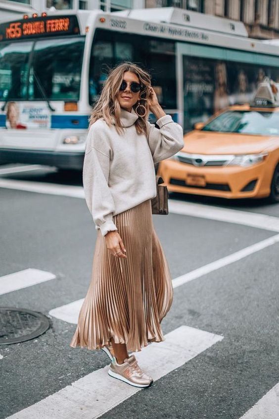 Stílusiskola: így viselj pliszírozott szoknyát kötött pulcsival -  -  - divat, kötött pulcsi, outfit, ősz, pliszírozott szoknya, stílus, 