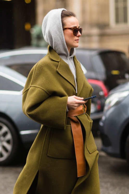 Stílusiskola: így viselj kapucnis pulcsikat szövetkabáttal -  -  - divat, kapucnis pulcsi, outfit, stílus, szövet kabát, 