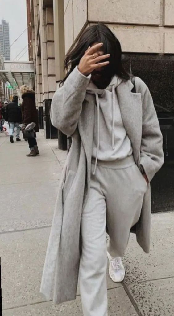 Stílusiskola: így viselj kapucnis pulcsikat szövetkabáttal -  -  - divat, kapucnis pulcsi, outfit, stílus, szövet kabát, 