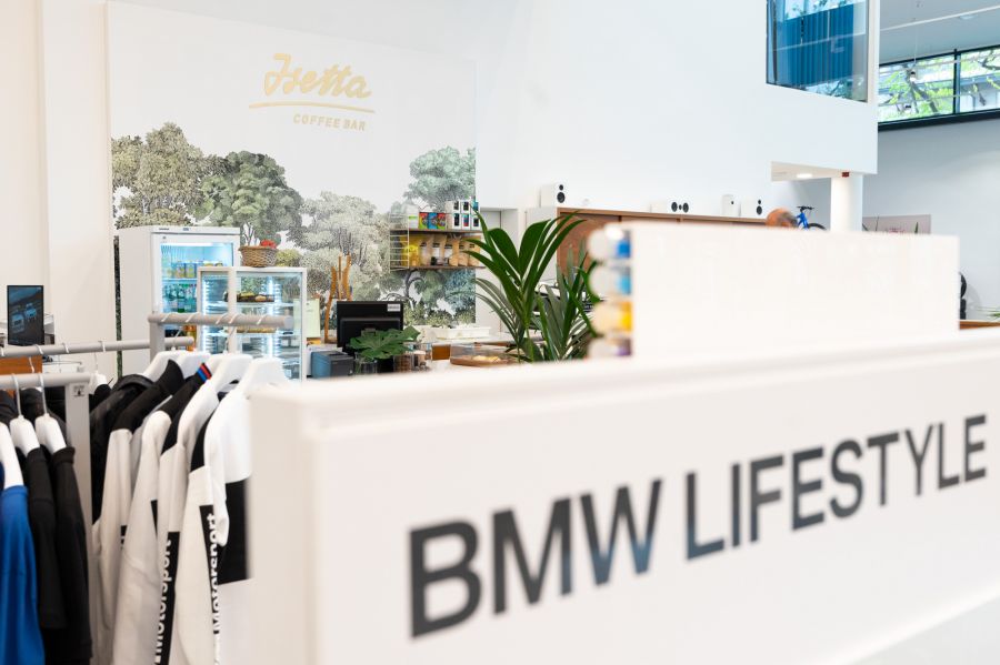 Specialty vonal és egy autókereskedés - Isetta Coffee Bar a Wallis Motor Pest szalonjában - Gasztronómia -  - bar, coffee, isetta, wallis, 