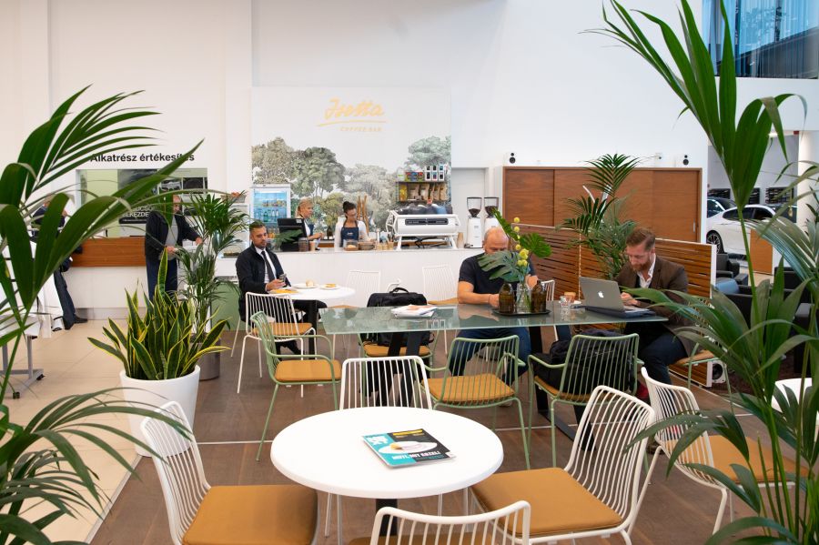 Specialty vonal és egy autókereskedés - Isetta Coffee Bar a Wallis Motor Pest szalonjában - Gasztronómia -  - bar, coffee, isetta, wallis, 