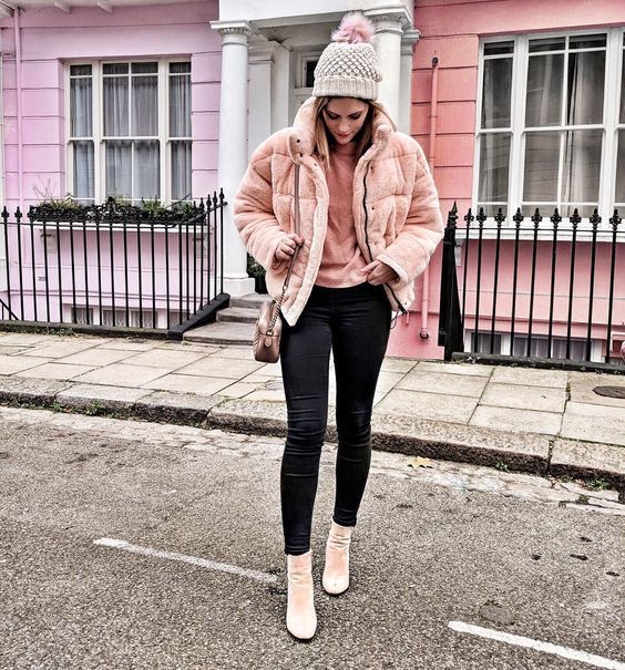 Stílusiskola: így viseld télen a púderrózsaszínt -  -  - divat, outfit, púderrózsaszín, rózsaszín, stílus, 