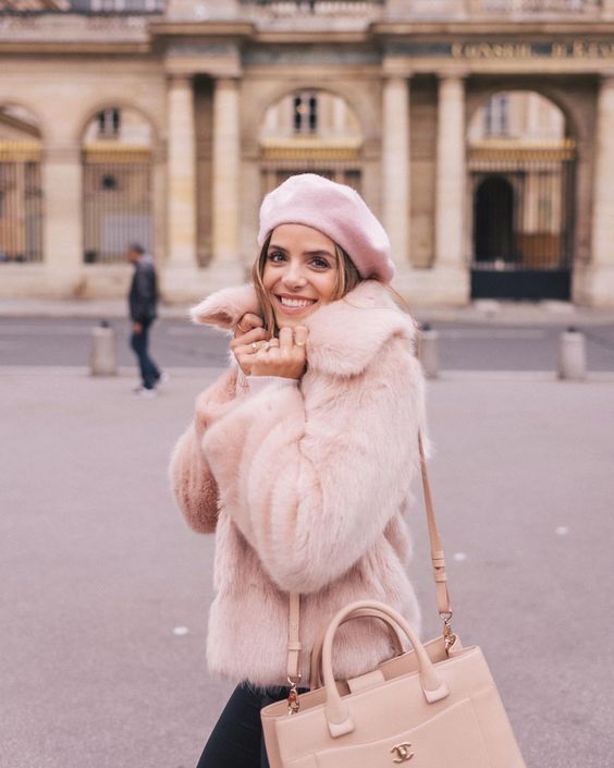 Stílusiskola: így viseld télen a púderrózsaszínt -  -  - divat, outfit, púderrózsaszín, rózsaszín, stílus, 