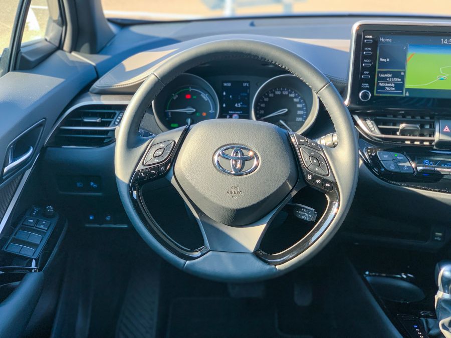 Csak hátra ne kelljen ülni – Toyota C-HR 1.8 Hybrid Executive - Autó & Motor - MOBILITY - new toyota chr, toyota chr, toyota chr 1.8, toyota chr executive, toyota chr hybrid, toyota chr teszt,
