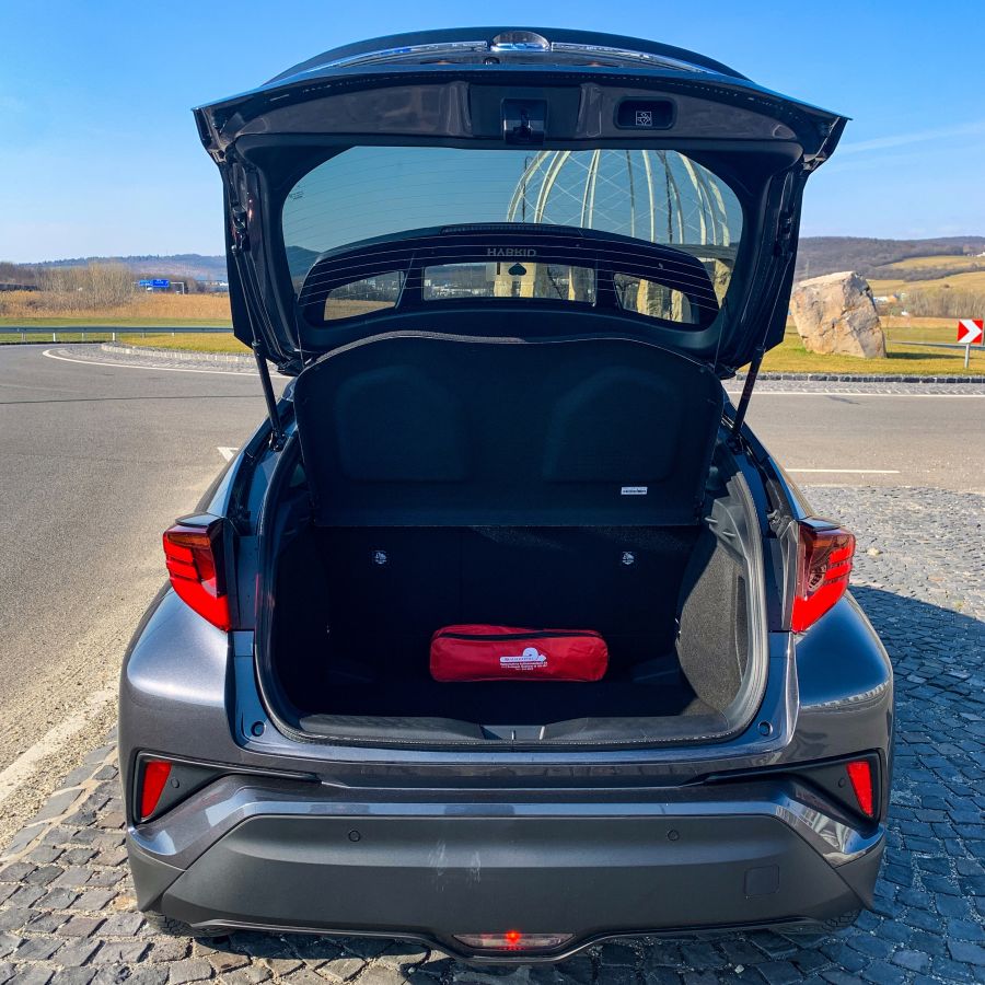 Csak hátra ne kelljen ülni – Toyota C-HR 1.8 Hybrid Executive - Autó & Motor - MOBILITY - new toyota chr, toyota chr, toyota chr 1.8, toyota chr executive, toyota chr hybrid, toyota chr teszt,