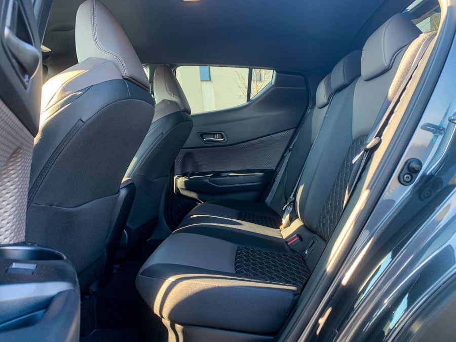 Csak hátra ne kelljen ülni – Toyota C-HR 1.8 Hybrid Executive - Autó & Motor - MOBILITY - new toyota chr, toyota chr, toyota chr 1.8, toyota chr executive, toyota chr hybrid, toyota chr teszt,