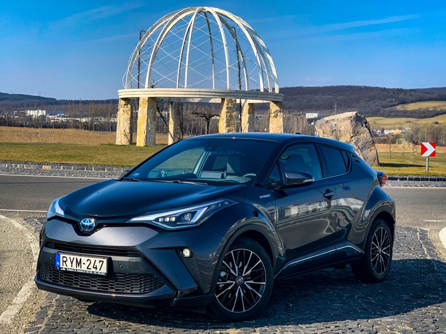 Csak hátra ne kelljen ülni – Toyota C-HR 1.8 Hybrid Executive - Autó & Motor - MOBILITY - new toyota chr, toyota chr, toyota chr 1.8, toyota chr executive, toyota chr hybrid, toyota chr teszt,