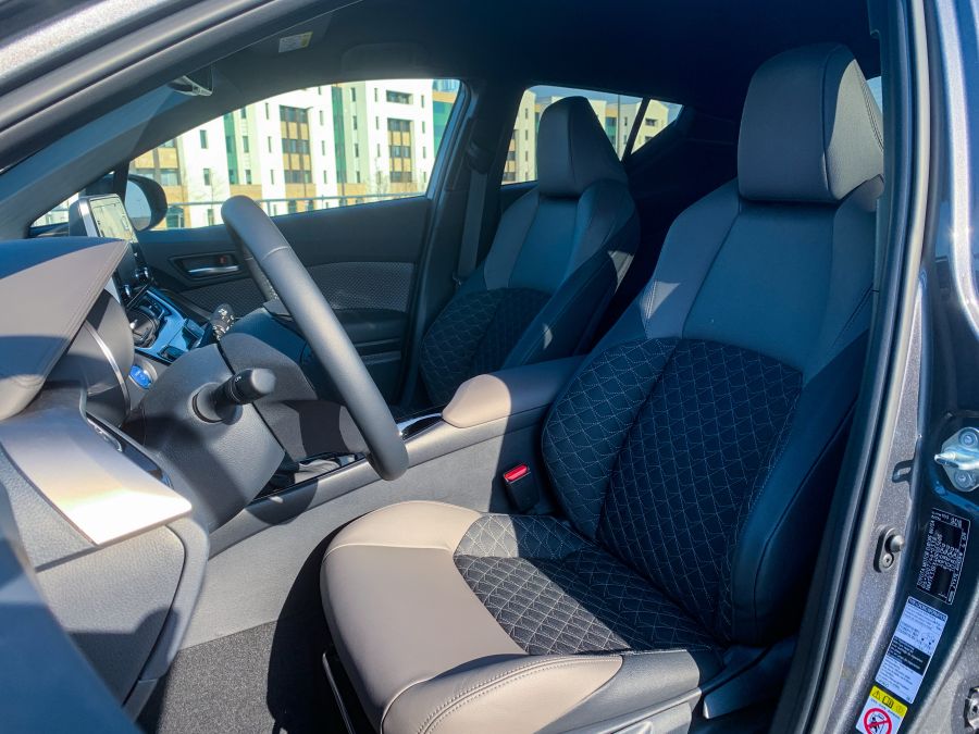 Csak hátra ne kelljen ülni – Toyota C-HR 1.8 Hybrid Executive - Autó & Motor - MOBILITY - new toyota chr, toyota chr, toyota chr 1.8, toyota chr executive, toyota chr hybrid, toyota chr teszt,