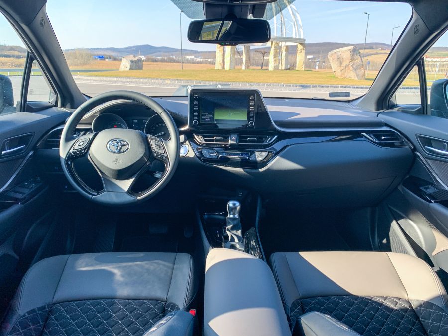 Csak hátra ne kelljen ülni – Toyota C-HR 1.8 Hybrid Executive - Autó & Motor - MOBILITY - new toyota chr, toyota chr, toyota chr 1.8, toyota chr executive, toyota chr hybrid, toyota chr teszt,