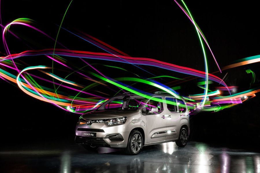 KÜLÖNLEGES HAZAI MŰVÉSZETI PROJEKT FŐSZEREPLŐJE VOLT A VADONATÚJ TOYOTA PROACE CITY VERSO - Autó & Motor - MOBILITY - fotópályázat, toyota, 