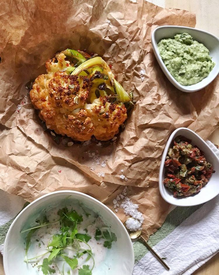 Egészben sült karfiol, isteni szószokkal (zöld tahini, zöldfűszeres joghurt) -  -  - főzés, gasztronómia, karfiol, receptek, 