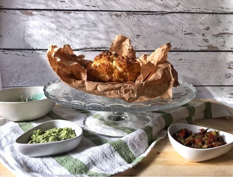 Egészben sült karfiol, isteni szószokkal (zöld tahini, zöldfűszeres joghurt) -  -  - főzés, gasztronómia, karfiol, receptek, 