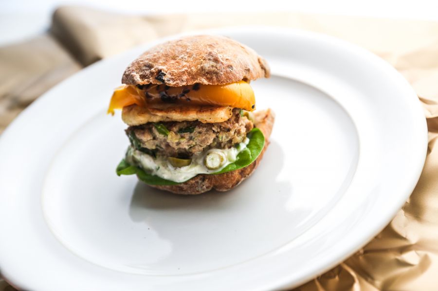 Görög burger, olivás tzatzikivel -  -  - gasztronómia, hamburger, receptek, tzatziki, 