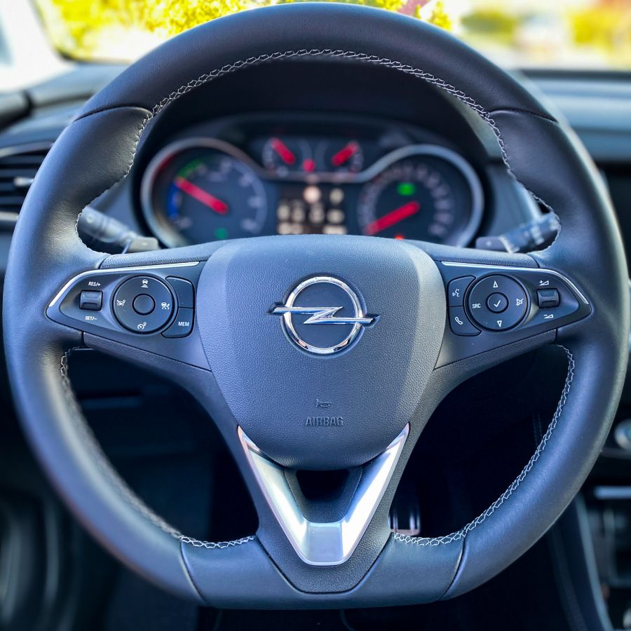 Melyik öltönyt válasszam?  - Opel Grandland X 4Hybrid - Autó & Motor - MOBILITY - opel grandland x 4hybrid teszt, opel grandland x teszt, opel grandlang x teszt, opel hybrid teszt, opel teszt, 