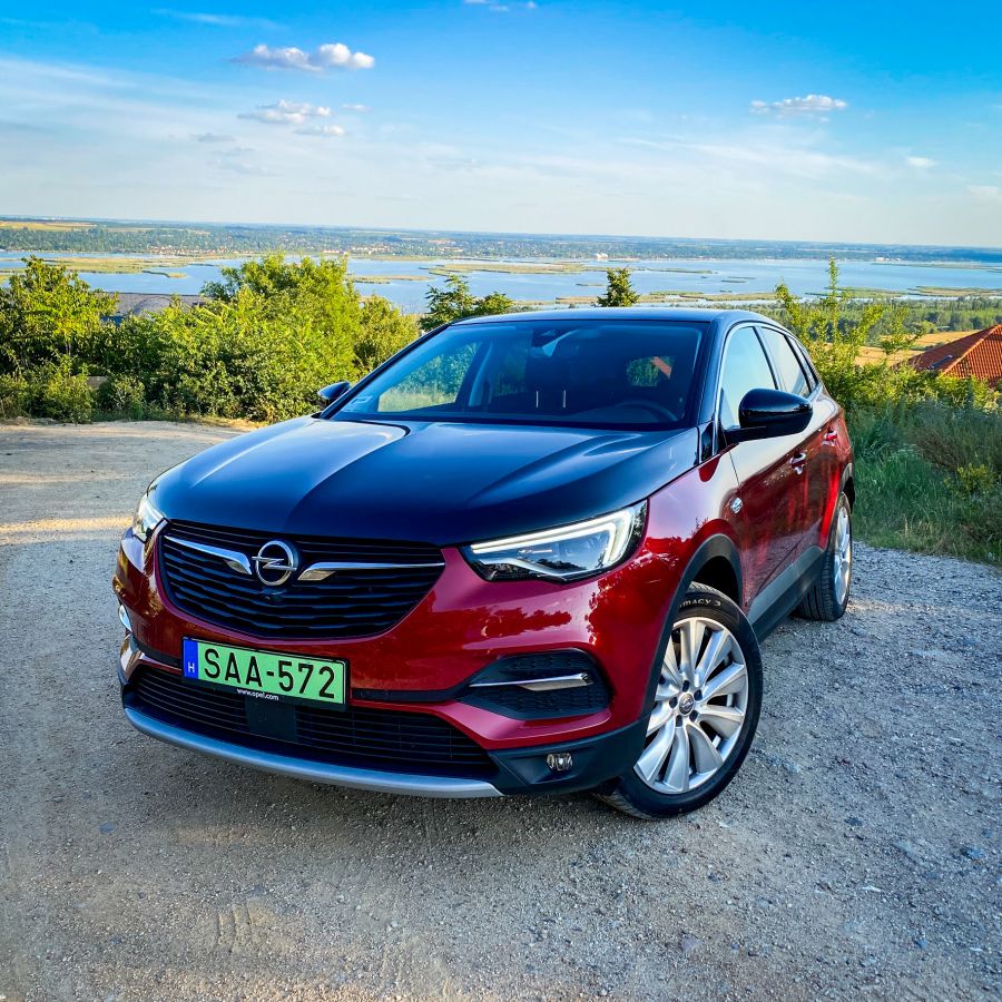 Melyik öltönyt válasszam?  - Opel Grandland X 4Hybrid - Autó & Motor - MOBILITY - opel grandland x 4hybrid teszt, opel grandland x teszt, opel grandlang x teszt, opel hybrid teszt, opel teszt, 