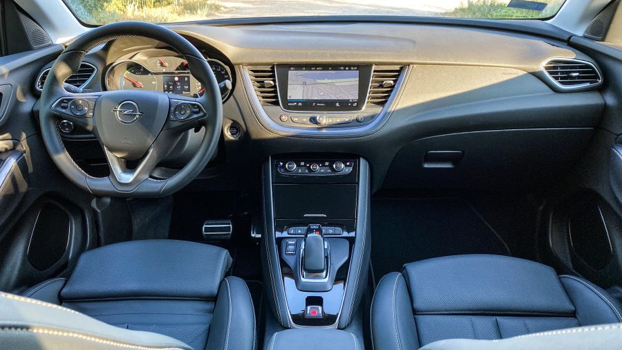 Melyik öltönyt válasszam?  - Opel Grandland X 4Hybrid - Autó & Motor - MOBILITY - opel grandland x 4hybrid teszt, opel grandland x teszt, opel grandlang x teszt, opel hybrid teszt, opel teszt, 