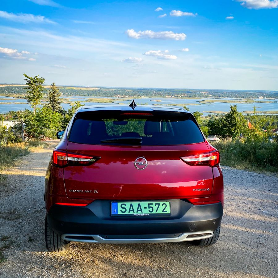 Melyik öltönyt válasszam?  - Opel Grandland X 4Hybrid - Autó & Motor - MOBILITY - opel grandland x 4hybrid teszt, opel grandland x teszt, opel grandlang x teszt, opel hybrid teszt, opel teszt, 