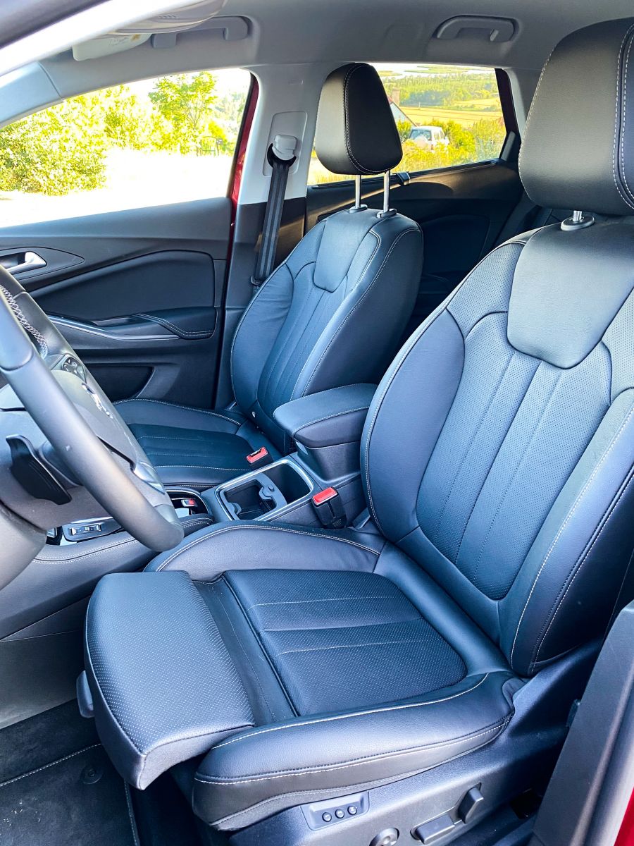 Melyik öltönyt válasszam?  - Opel Grandland X 4Hybrid - Autó & Motor - MOBILITY - opel grandland x 4hybrid teszt, opel grandland x teszt, opel grandlang x teszt, opel hybrid teszt, opel teszt, 