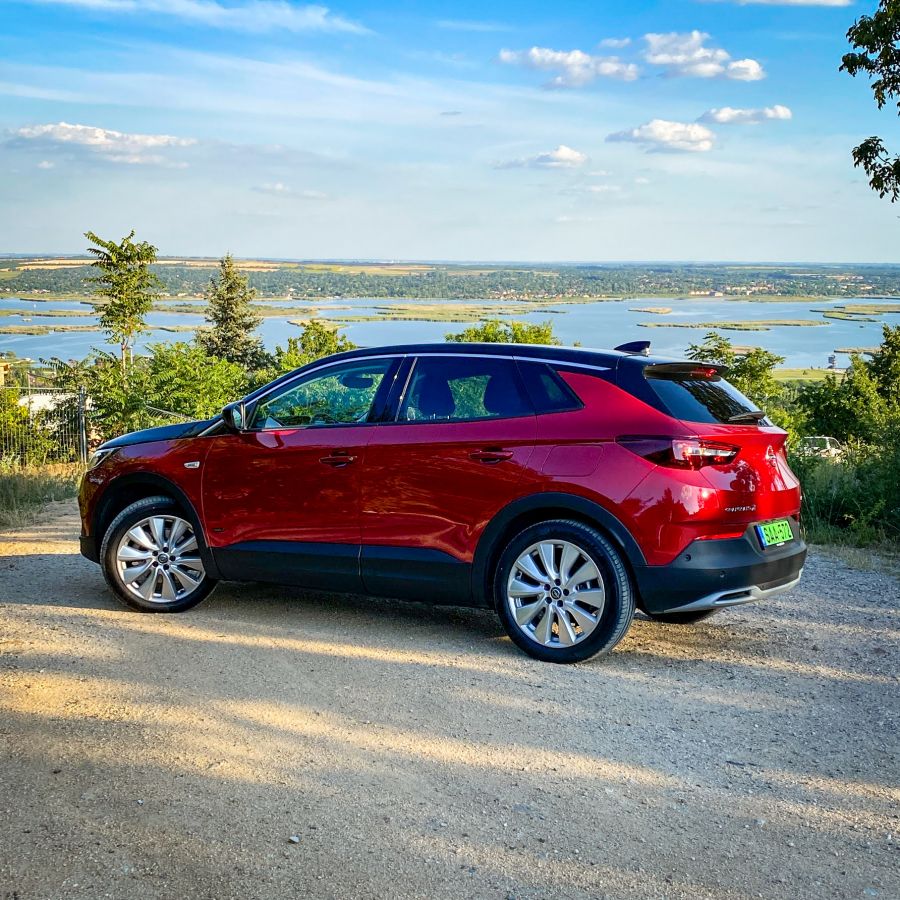 Melyik öltönyt válasszam?  - Opel Grandland X 4Hybrid - Autó & Motor - MOBILITY - opel grandland x 4hybrid teszt, opel grandland x teszt, opel grandlang x teszt, opel hybrid teszt, opel teszt, 