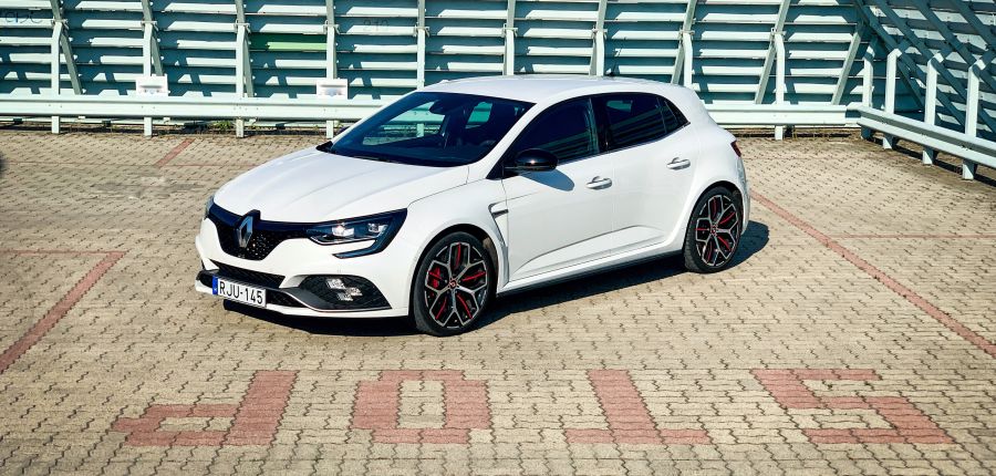 A versenypálya folytatódik – Renault Megane R.S. Trophy EDC - Autó & Motor - MOBILITY - megane r.s. teszt, renault megane r.s. EDC teszt, renault megane r.s. trophy automata teszt, renault megane trophy teszt, renault sport teszt, 