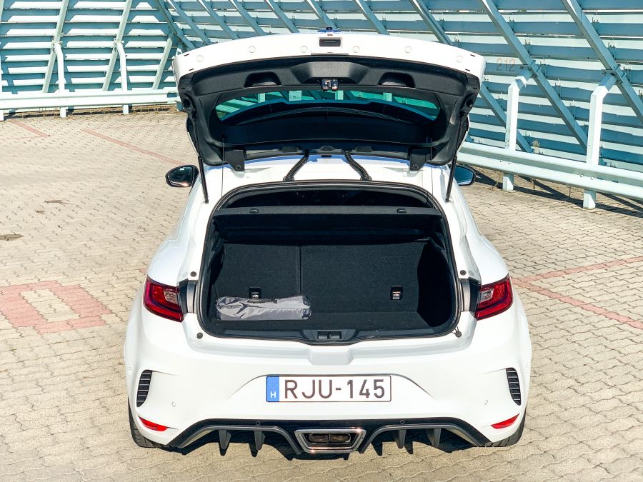 A versenypálya folytatódik – Renault Megane R.S. Trophy EDC - Autó & Motor - MOBILITY - megane r.s. teszt, renault megane r.s. EDC teszt, renault megane r.s. trophy automata teszt, renault megane trophy teszt, renault sport teszt, 