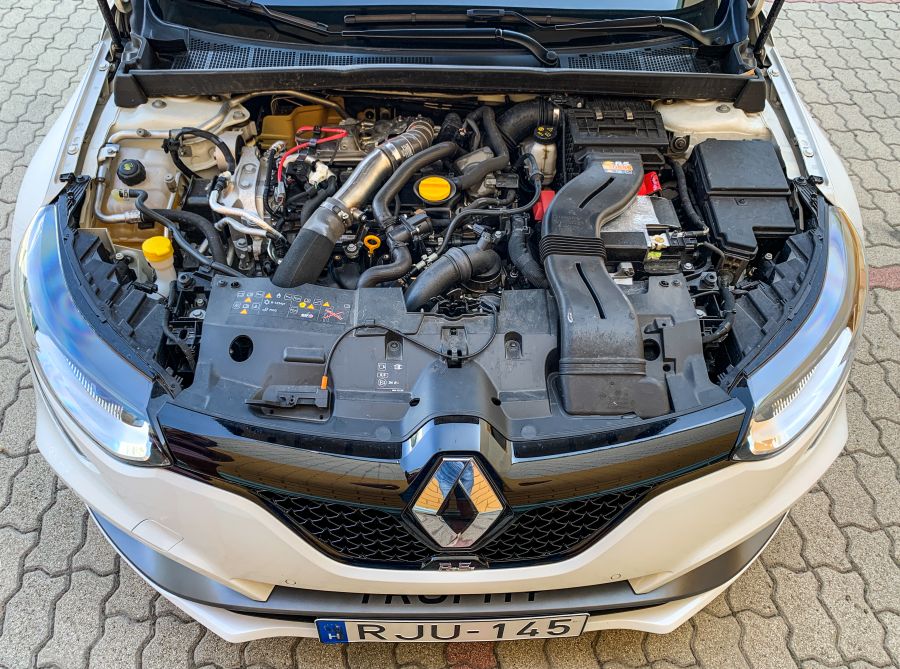 A versenypálya folytatódik – Renault Megane R.S. Trophy EDC - Autó & Motor - MOBILITY - megane r.s. teszt, renault megane r.s. EDC teszt, renault megane r.s. trophy automata teszt, renault megane trophy teszt, renault sport teszt, 