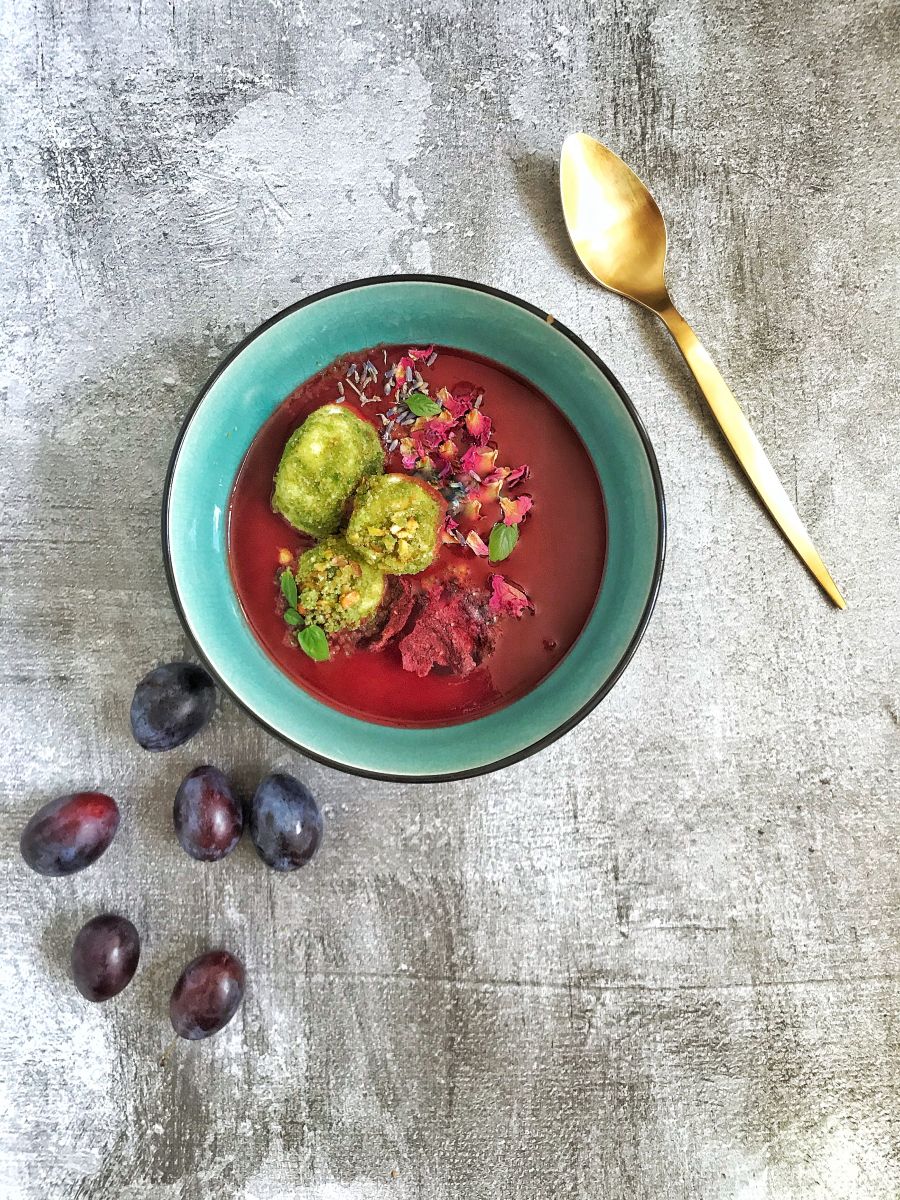 Céklás szilvakrémleves, pisztácia morzsás túrógombóccal - STYLELIFE - Gasztronómia - gasztronómia, krémlevesek, receptek, szilvakrémleves, szilvakrémleves túrógombóccal, túrógombóc,
