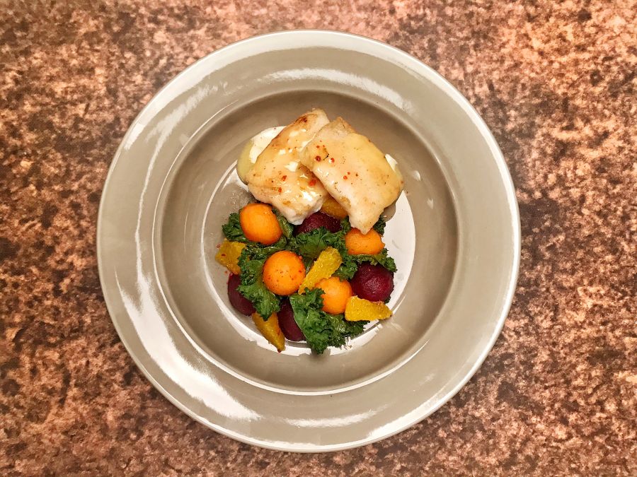 Színes őszi saláta, serpenyős vajhallal és vajmártással - STYLELIFE - Gasztronómia - gasztronómia, receptek, saláta,