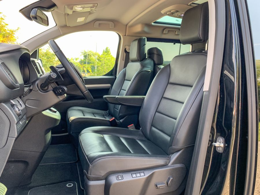 Akár fel is állhatsz benne – Opel Zafira Life L Business innovation - Autó & Motor - MOBILITY - opel zafira, opel zafira 2020, opel zafira life teszt, 