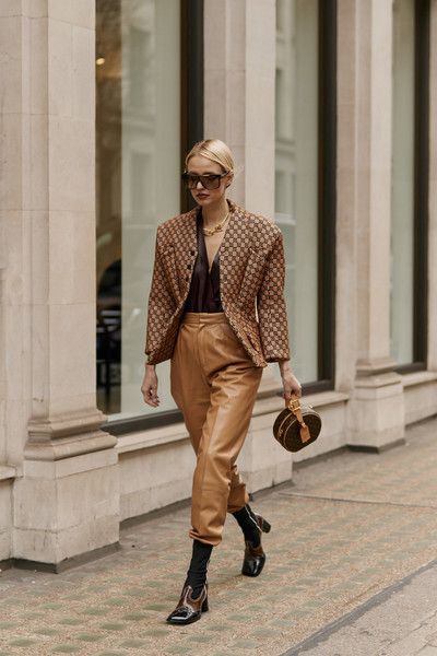 Stílusiskola: így viselj barna bőrnadrágokat -  -  - barna, bőrnadrág, divat, outfit, ősz, stílus, 