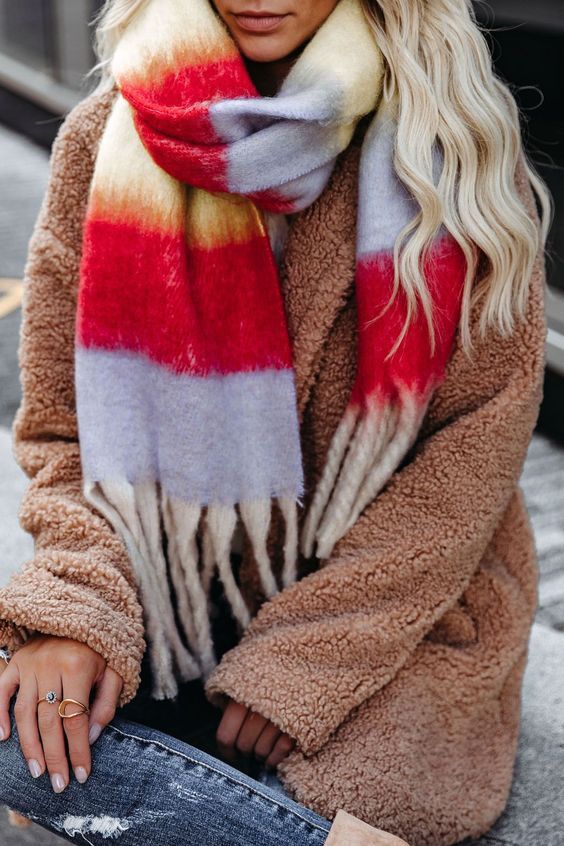 Stílusiskola: így viselj színes sálakat -  -  - divat, outfit, sálak, stílus, színes sálak, 