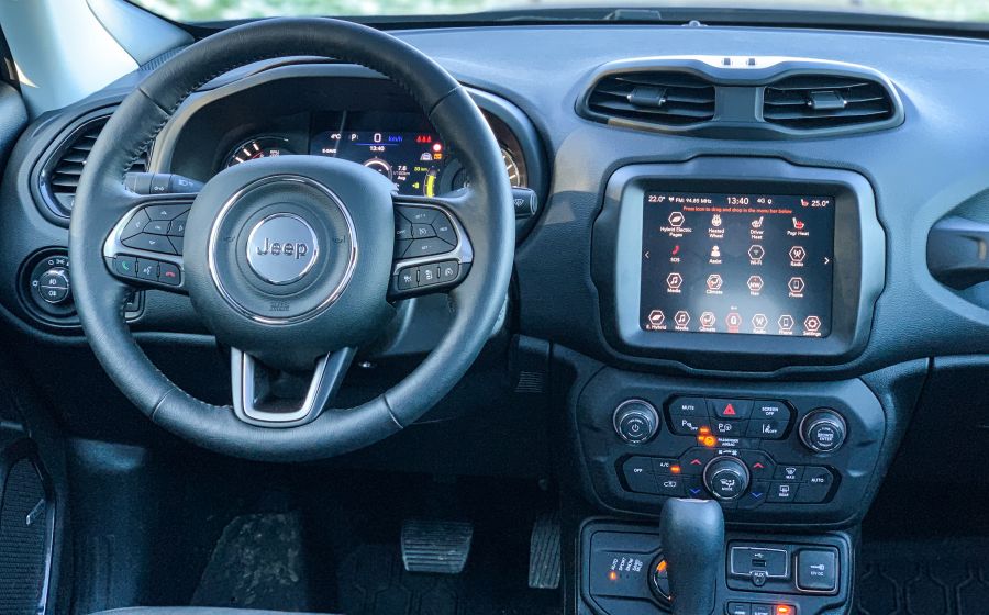 Felmenők génjei – Jeep Renegade 4xe – Plug-in Hybrid - Autó & Motor - MOBILITY - jeep renegade, jeep renegade 4xe teszt, jeep renegade plug-in hybrid teszt, renegade, renegade teszt, 