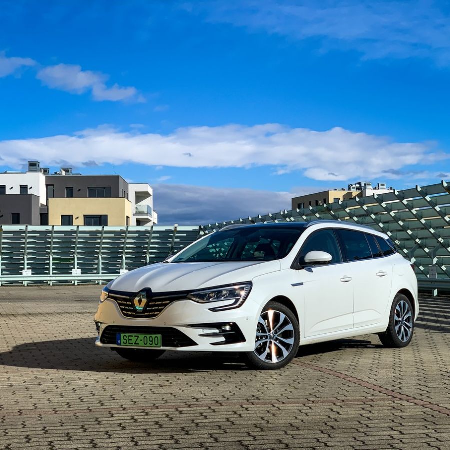 Aki kimarad, az lemarad – Renault Megane Grandtour e-Tech Plug-in hybrid - Autó & Motor - MOBILITY - megane phev teszt, megane plug-in hybrid teszt, megane teszt, renault megane grandtour etech plug-in hybrid teszt, renault phev eTech, 