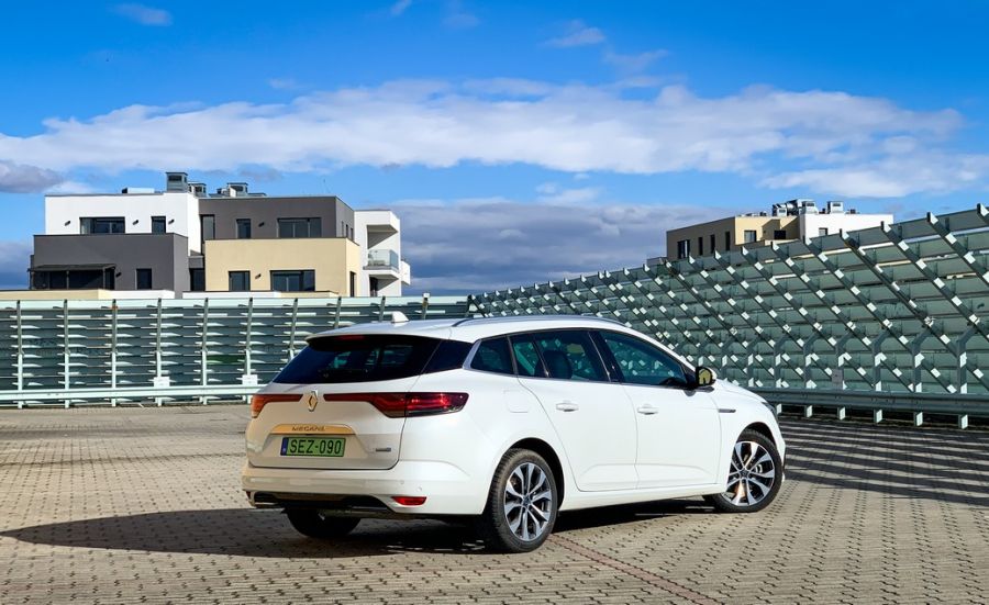 Aki kimarad, az lemarad – Renault Megane Grandtour e-Tech Plug-in hybrid - Autó & Motor - MOBILITY - megane phev teszt, megane plug-in hybrid teszt, megane teszt, renault megane grandtour etech plug-in hybrid teszt, renault phev eTech, 