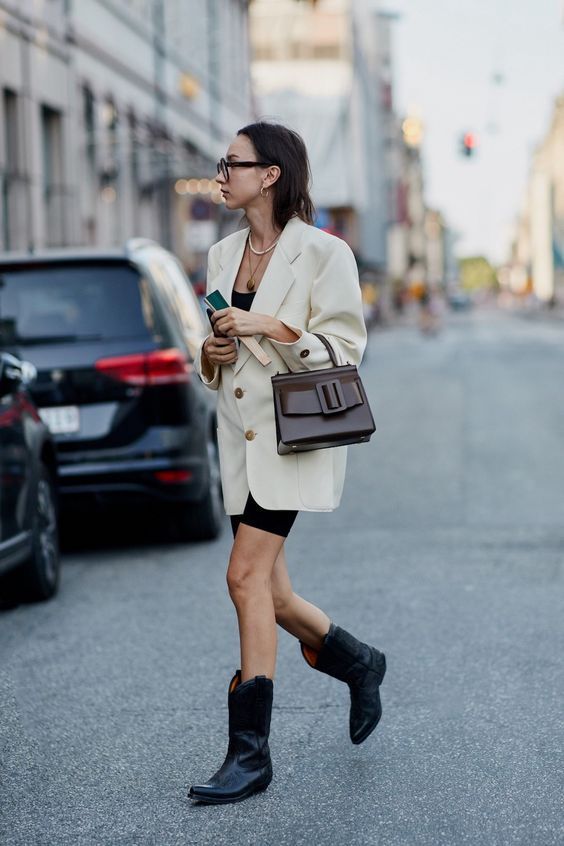 Stílusiskola: így viselj tavasszal bokacsizmákat és shortokat -  -  - bokacsizma, divat, outfit, short, stílus, 