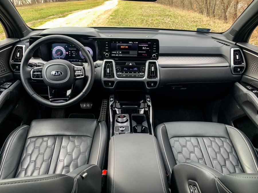 A KIA megérkezett, majd le is hagyott mindenkit – KIA Sorento 230 Hybrid - Autó & Motor - MOBILITY - kia sorento, kia sorento 230 hybrid teszt, sorento 2021 teszt, sorento hybrid teszt, sorento teszt, 