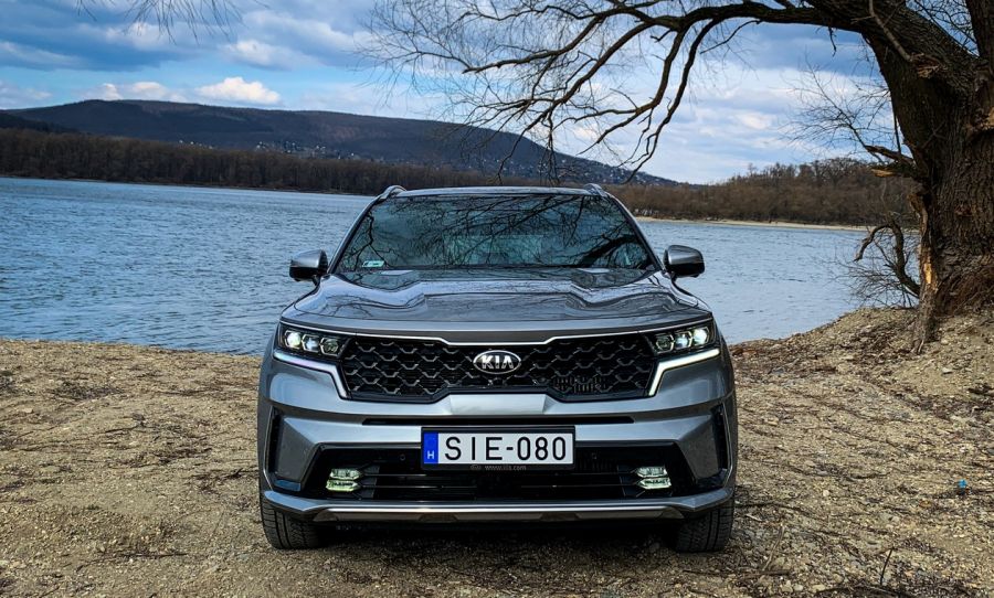 A KIA megérkezett, majd le is hagyott mindenkit – KIA Sorento 230 Hybrid - Autó & Motor - MOBILITY - kia sorento, kia sorento 230 hybrid teszt, sorento 2021 teszt, sorento hybrid teszt, sorento teszt, 