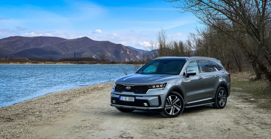 A KIA megérkezett, majd le is hagyott mindenkit – KIA Sorento 230 Hybrid - Autó & Motor - MOBILITY - kia sorento, kia sorento 230 hybrid teszt, sorento 2021 teszt, sorento hybrid teszt, sorento teszt, 