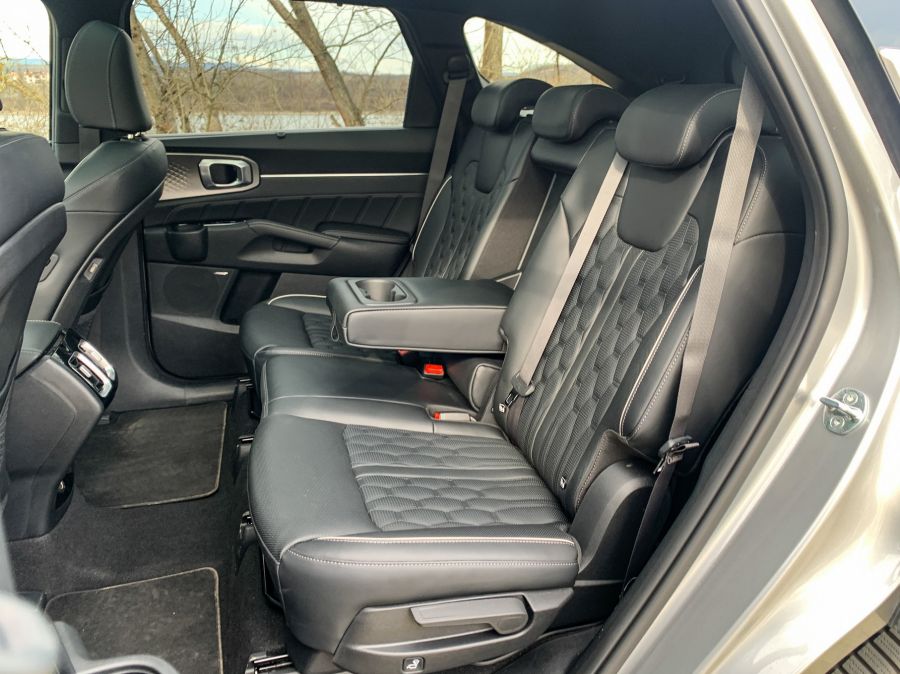 A KIA megérkezett, majd le is hagyott mindenkit – KIA Sorento 230 Hybrid - Autó & Motor - MOBILITY - kia sorento, kia sorento 230 hybrid teszt, sorento 2021 teszt, sorento hybrid teszt, sorento teszt, 