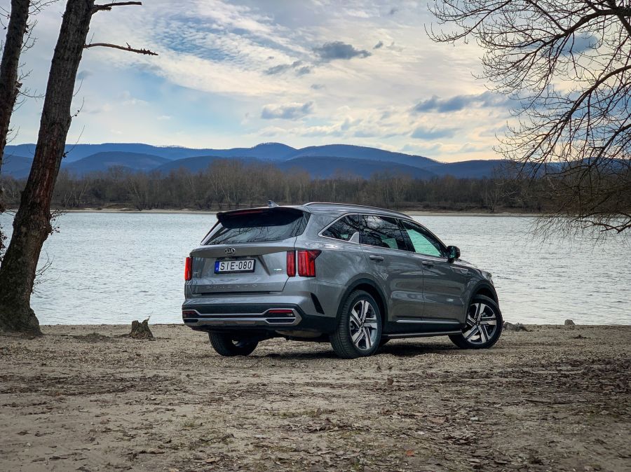 A KIA megérkezett, majd le is hagyott mindenkit – KIA Sorento 230 Hybrid - Autó & Motor - MOBILITY - kia sorento, kia sorento 230 hybrid teszt, sorento 2021 teszt, sorento hybrid teszt, sorento teszt, 
