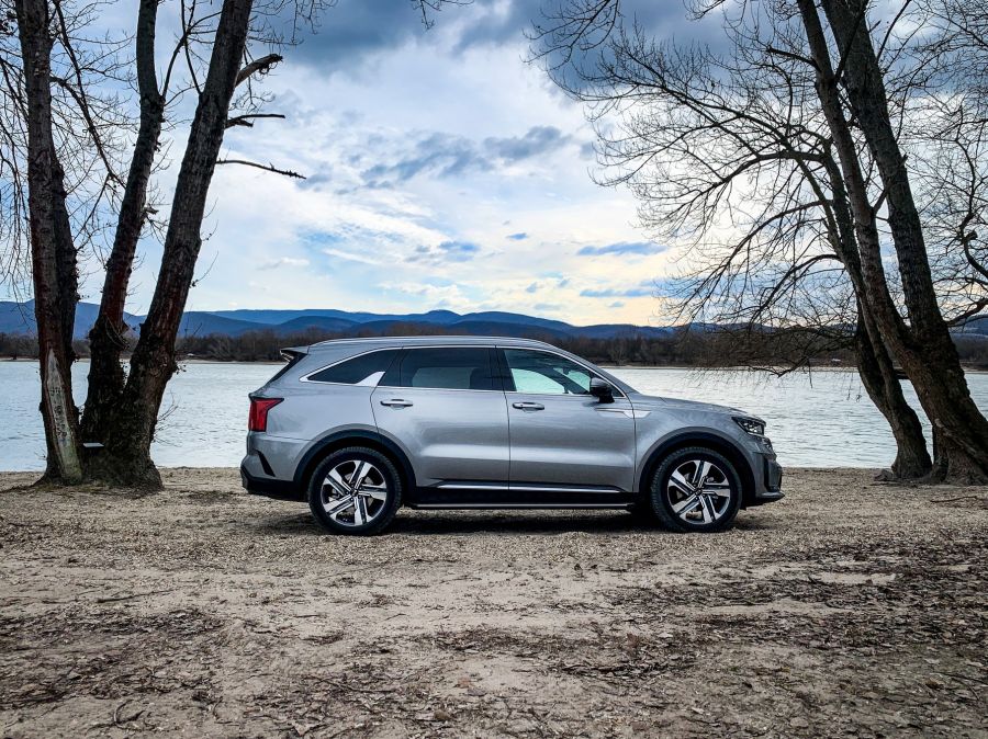 A KIA megérkezett, majd le is hagyott mindenkit – KIA Sorento 230 Hybrid - Autó & Motor - MOBILITY - kia sorento, kia sorento 230 hybrid teszt, sorento 2021 teszt, sorento hybrid teszt, sorento teszt, 