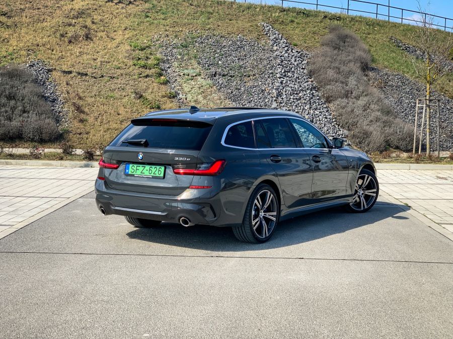 Vigyázz, kész, tölts – BMW 330e xDrive Touring - Autó & Motor - MOBILITY - 2021 BMW 330e Touring xDrive teszt, bmw 330 plug-in hybrid teszt, bmw 330e PHEV teszt, bmw 330e touring xdrive teszt, 