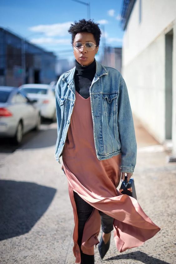 Stílusiskola: így viselj tavasszal szatén ruhákat -  -  - divat, outfit, ruha, stílus, szatén ruha, tavasz, 