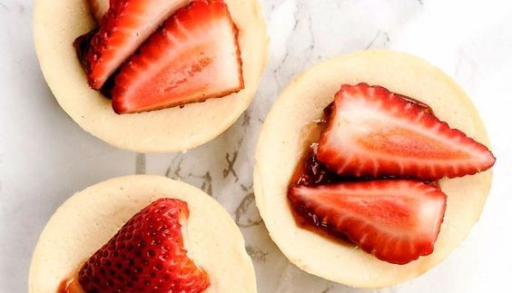 Sajttorta falatkák eperrel - A tavasz kedvence -  -  - eper, epres sajttorta, falat, recept, sajttorta, 